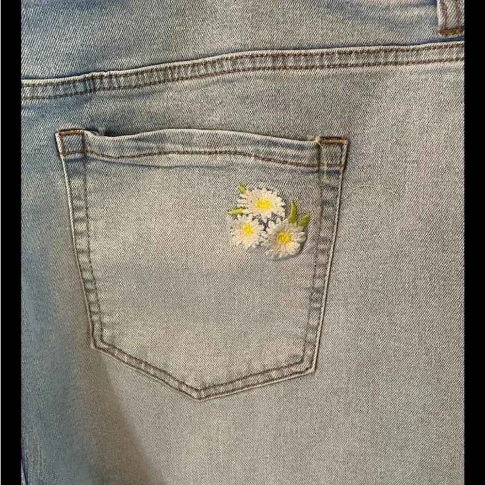 Lane Bryant Denim Shorts Emroidered Daisies sz 20 raw edge - Picture 5 of 6